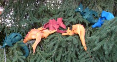 Piccolo stormo di draghi appollaiati su un albero